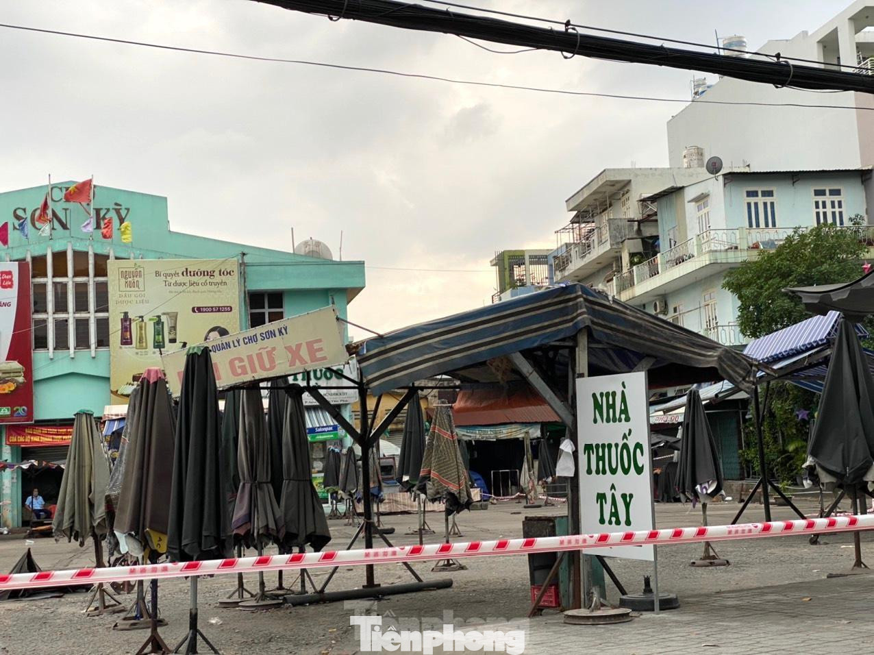 Đến ngày 22/6, qua điều tra, truy vết, quận Tân Phú ghi nhận thêm 7 ca nhiễm COVID-19 có liên quan đến các bệnh nhân kể trên. Lực lượng chức năng và ngành y tế đã tổ chức phong tỏa khu vực chợ Sơn Kỳ gồm 95 hộ với 365 nhân khẩu xung quanh nơi cư trú của các ca dương tính và điều tra xác minh F1, F2.