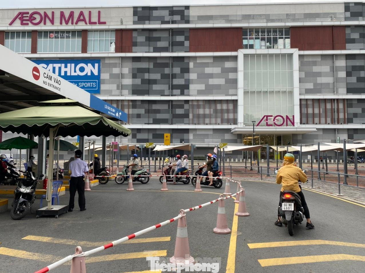Tuy nhiên, khu văn phòng nằm trong khu tổ hợp siêu thị Aeon Mall Tân Phú Celadon vẫn có nhiều xe ra vào.
