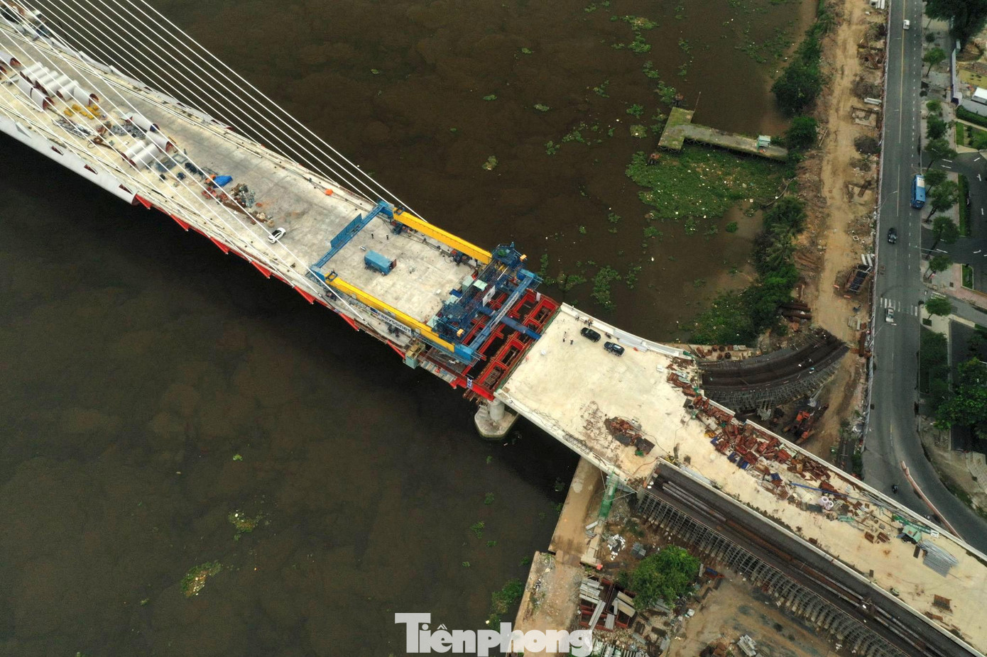 Phía quận 1, sau nhiều tháng dừng hoạt động vì không được bàn giao mặt bằng đúng tiến độ, hai nhánh N1 và N2 (dẫn xuống phía bến Bạch Đằng và đường Nguyễn Hữu Cảnh) đang được nhà đầu tư khẩn trương thi công trở lại.