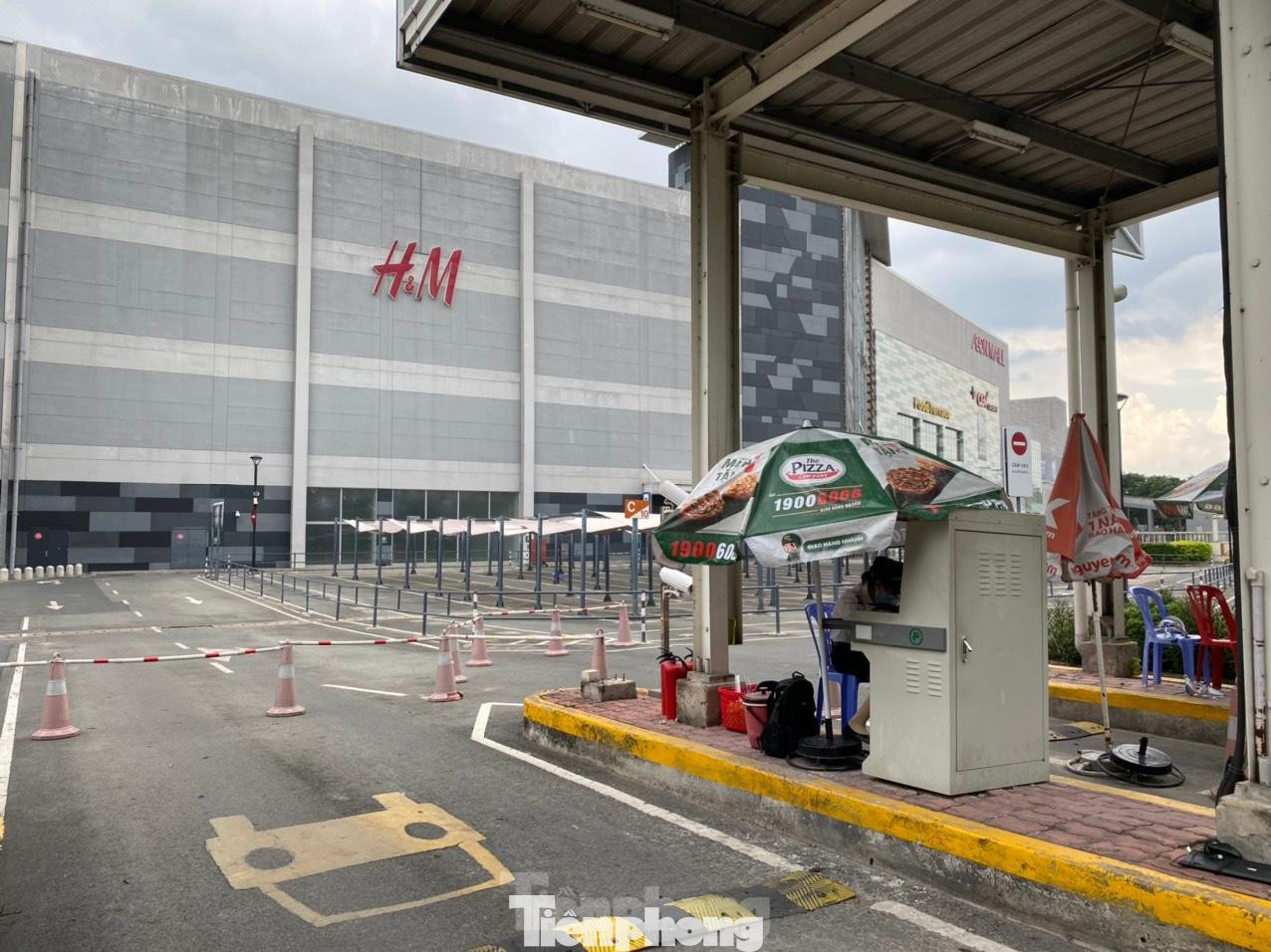 Bảo vệ ngồi một mình.