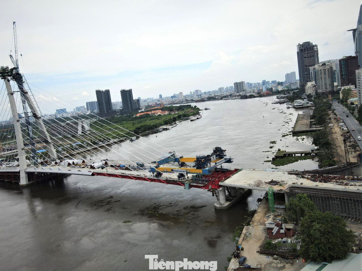 Tuy nhiên, phía chủ đầu tư lo ngại trong thời gian tới, tình hình dịch bệnh COVID-19 diễn biến phức tạp sẽ ảnh hưởng đến việc duy trì và huy động nhân sự để thi công, nhất là công tác thi công kết cấu dầm phía quận 1.