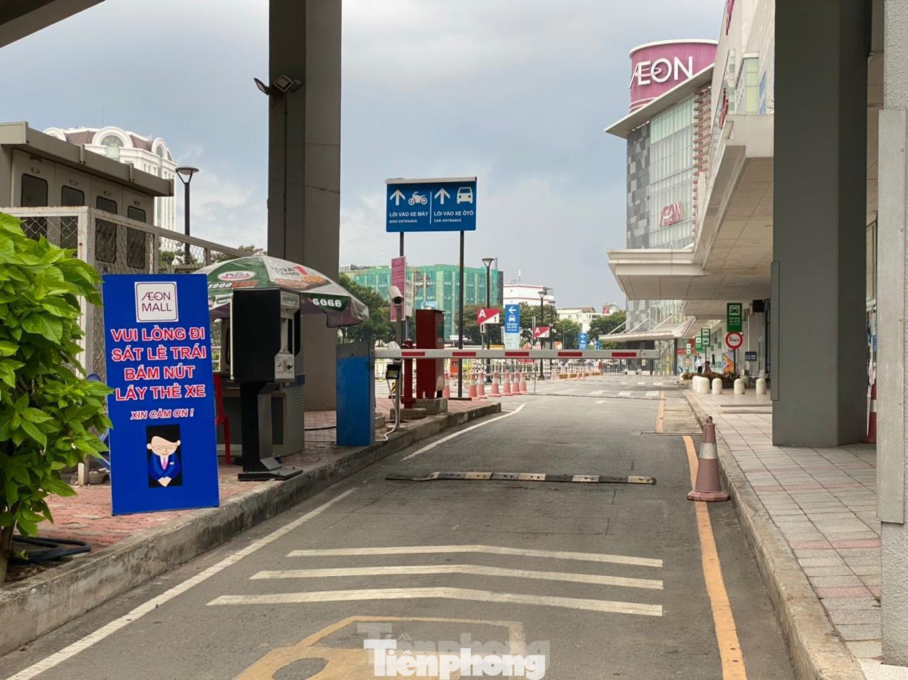 Các lối xe ra vào vắng người.