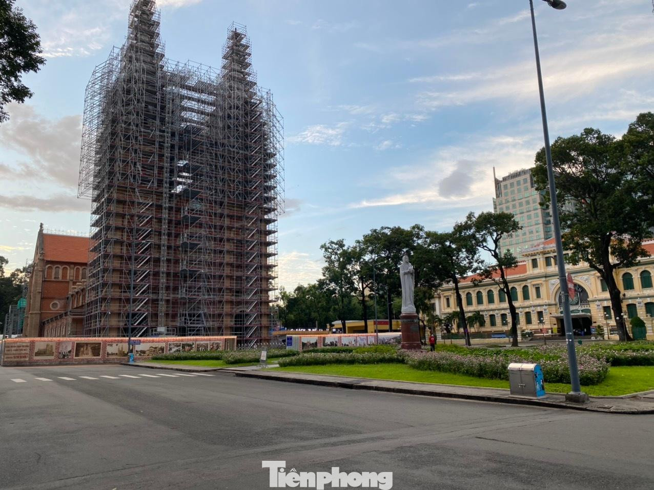 Khu vực trước Nhà thờ Đức Bà, quận 1 cũng không có ai ghé thăm.