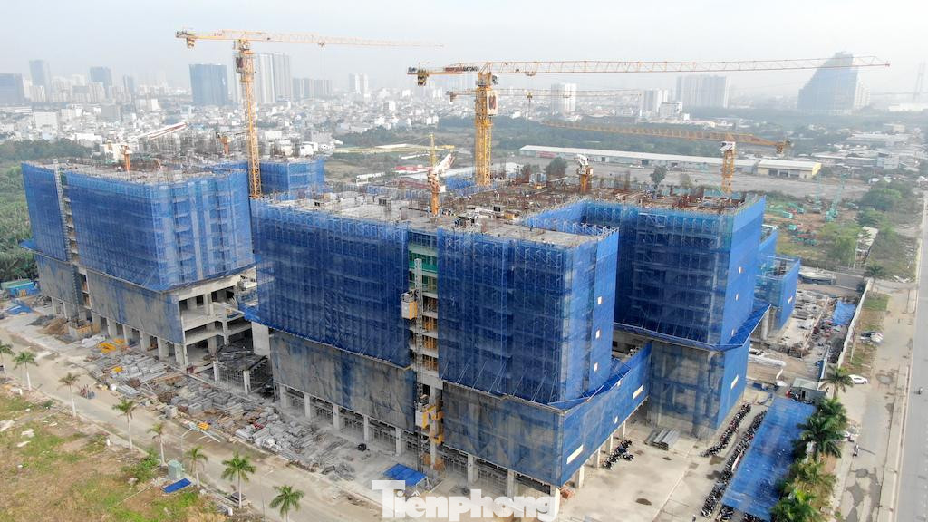 UBND TPHCM giao Sở Xây dựng tăng cường quản lý chặt chẽ các dự án bất động sản, nhất là bất động sản hình thành trong tương lai. UBND TPHCM giao Sở Xây dựng tăng cường quản lý chặt chẽ các dự án bất động sản, nhất là bất động sản hình thành trong tương lai.