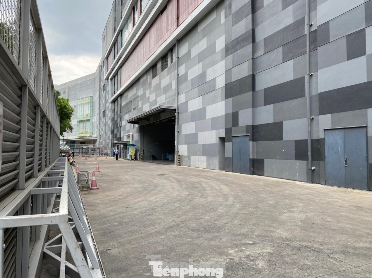 Khu giao nhận hàng phía sau siêu thị Aeon Mall Tân Phú Celadon vắng lặng.