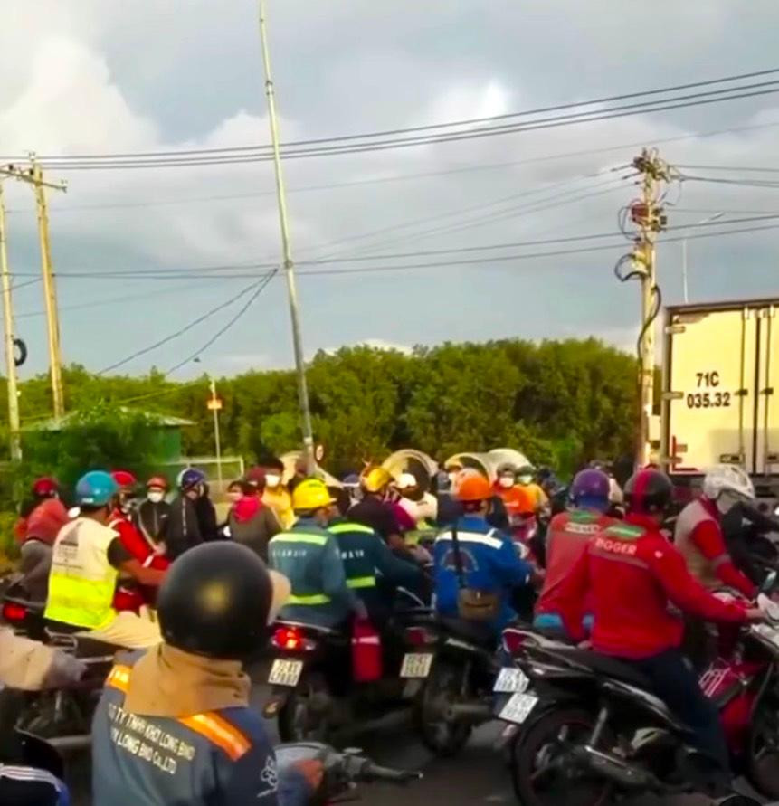 Tại chốt kiểm soát tại cầu Cửa Lấp, từ phường 12 TP.Vũng Tàu qua xã Phước Tỉnh huyện Long Điền, tỉnh Bà Rịa-Vũng Tàu ùn tắc kéo dài.