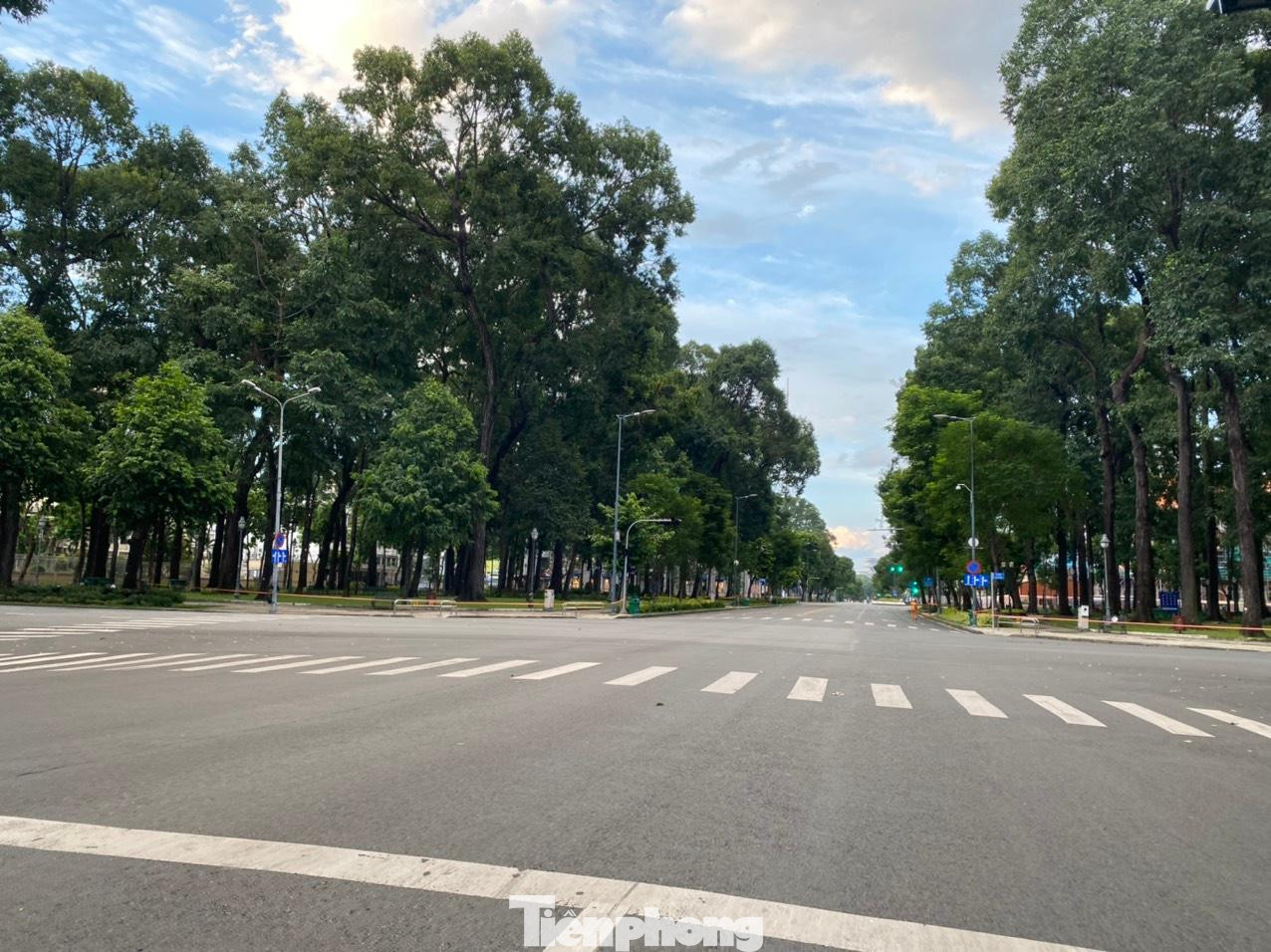 Hầu hết mọi con đường ở TPHCM đều vắng bóng người đi đường khi bước qua mốc 18h, ngày 26/7.