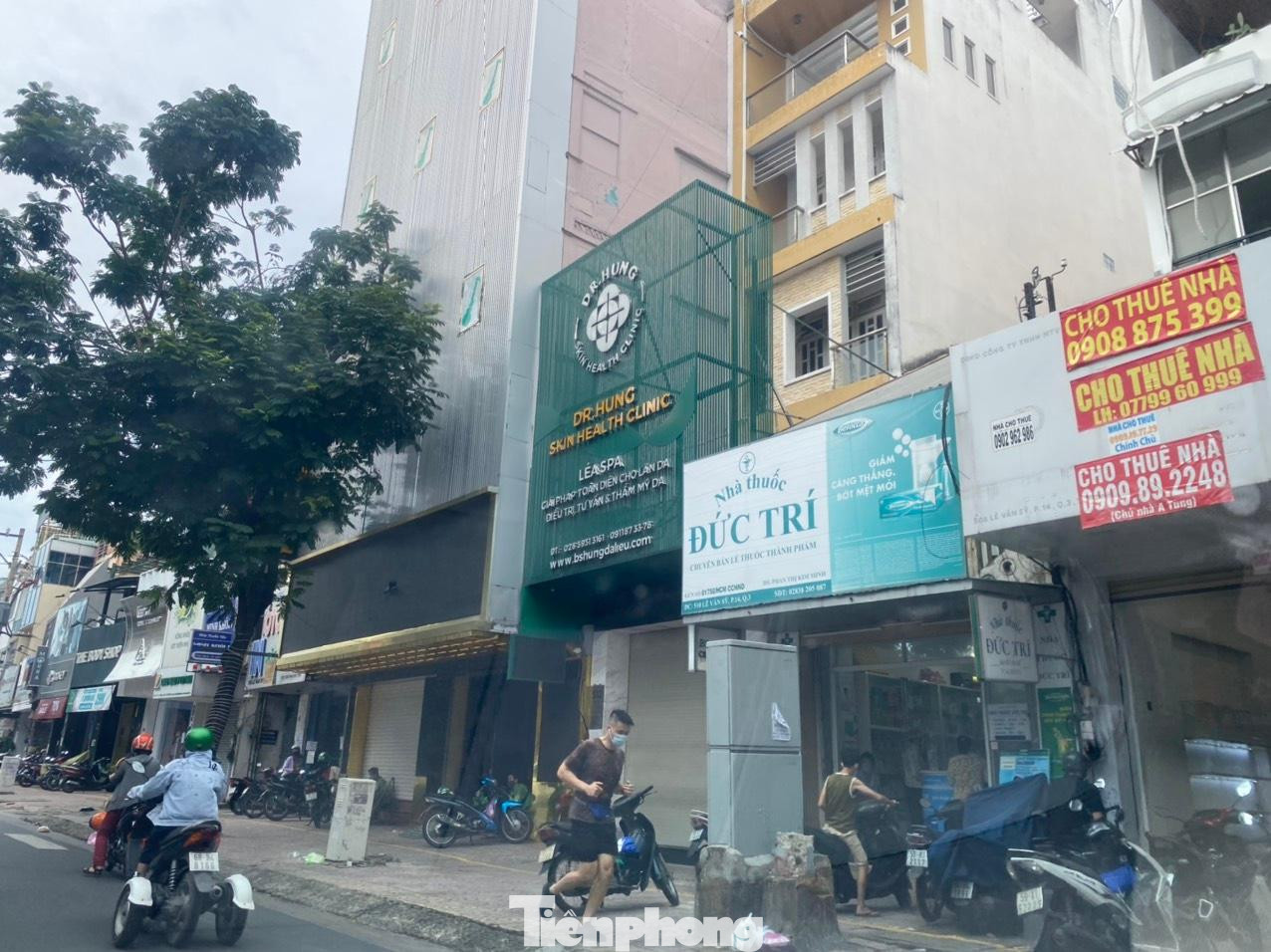 Đi dọc con đường này, không dưới 30 mặt bằng có diện tích lớn đang đóng cửa, mặt ngoài dán nhiều tấm bảng bán, cho thuê.
