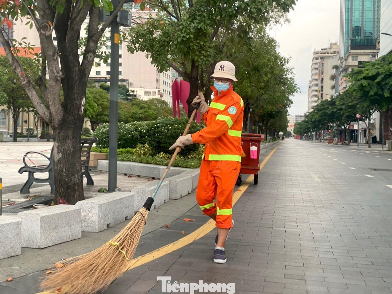 Công nhân làm nhiệm vụ ở quận 1. Công nhân làm nhiệm vụ ở quận 1.