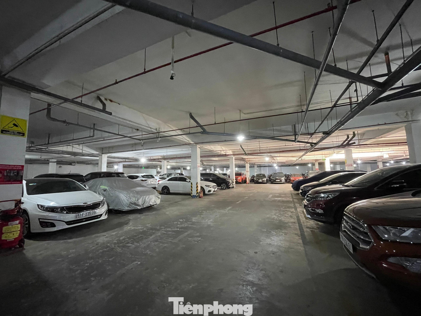 Ban quản trị cũ còn bị chủ đầu tư “tố” chiếm giữ trái phép thêm 37,9 tỷ đồng tiền khai thác tầng hầm của Công ty Phú Hoàng Anh được Sở Xây dựng TPHCM phê duyệt. Ban quản trị cũ còn bị chủ đầu tư “tố” chiếm giữ trái phép thêm 37,9 tỷ đồng tiền khai thác tầng hầm của Công ty Phú Hoàng Anh được Sở Xây dựng TPHCM phê duyệt.