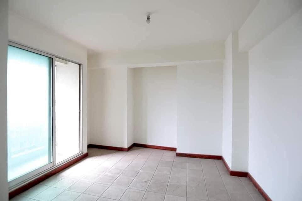 Độ cao giữa các tầng khoảng 2,7m, các phòng trong căn hộ nhỏ lắt nhắt nên không thu hút được người dân về ở. Ảnh: Q.R.