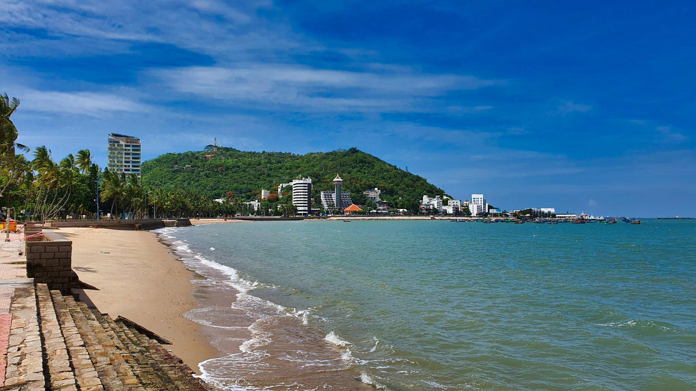 Bờ biển vắng lặng. Ảnh: Nguyễn Nam.