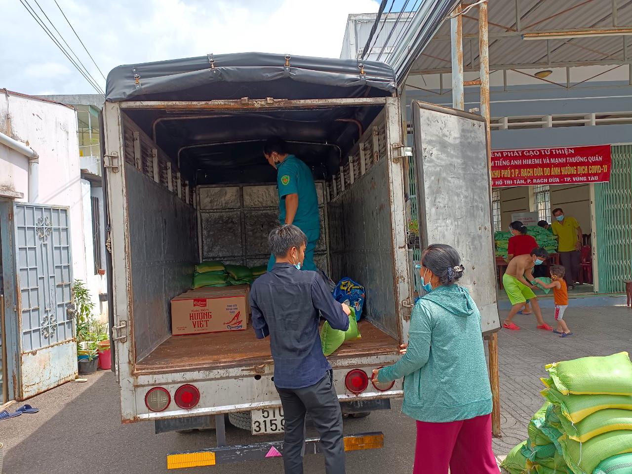 Ngoài việc đi chợ giúp bà con, đoàn viên thanh niên ở TP.Vũng Tàu còn phân chia nhóm để trực chốt kiểm dịch. Ngoài việc đi chợ giúp bà con, đoàn viên thanh niên ở TP.Vũng Tàu còn phân chia nhóm để trực chốt kiểm dịch.