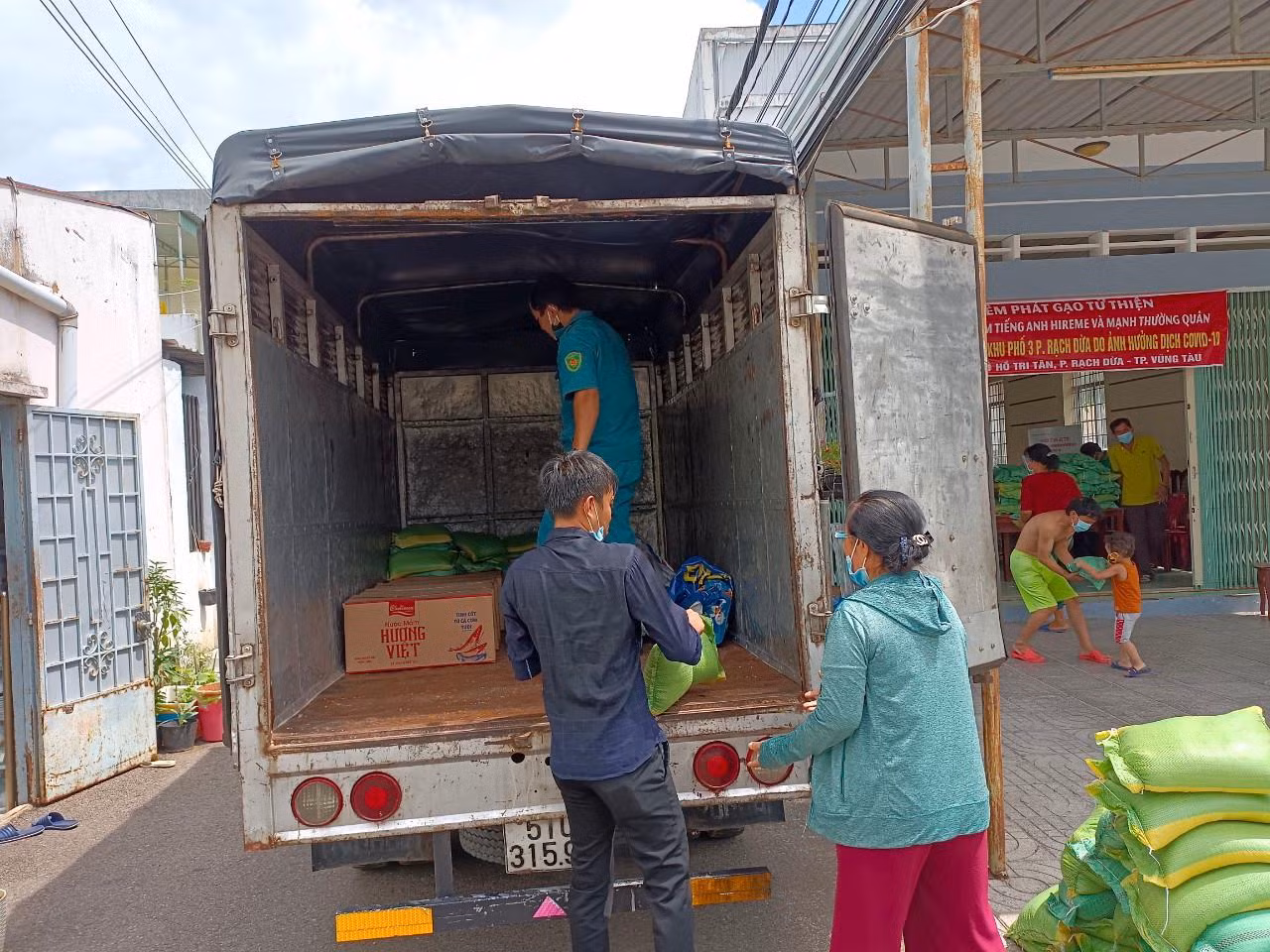 Ngoài việc đi chợ giúp bà con, đoàn viên thanh niên ở TP.Vũng Tàu còn phân chia nhóm để trực chốt kiểm dịch. Ngoài việc đi chợ giúp bà con, đoàn viên thanh niên ở TP.Vũng Tàu còn phân chia nhóm để trực chốt kiểm dịch.