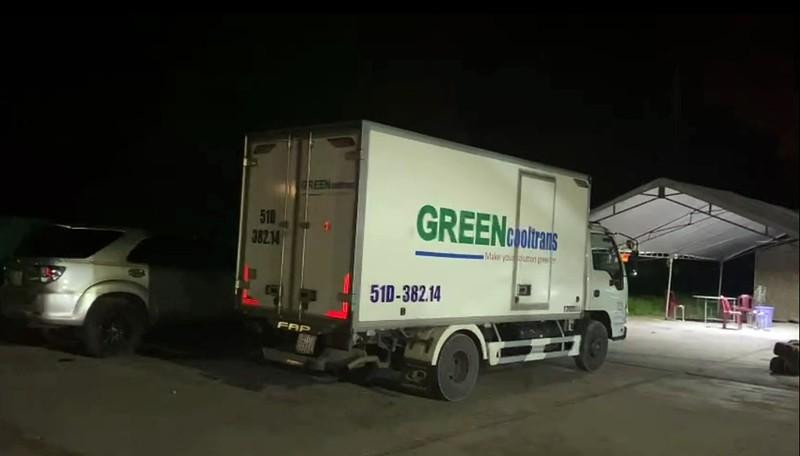 Xe đông lạnh mang biển số 51D-38214 chở 15 người "thông" chốt kiểm soát dịch COVID-19. Xe đông lạnh mang biển số 51D-38214 chở 15 người "thông" chốt kiểm soát dịch COVID-19.