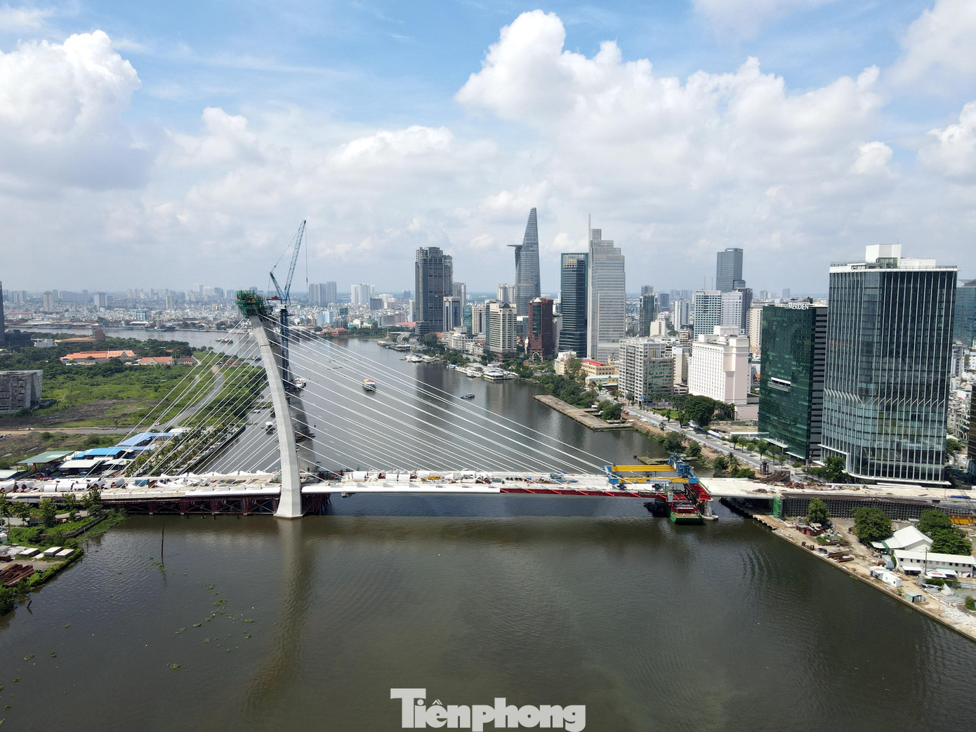 Cầu Thủ Thiêm 2 có quy mô 6 làn xe, dài hơn 1,4 km, với phần cầu dài gần 890 m. Trụ tháp chính cao 113 m, nghiêng về phía Thủ Thiêm. Cây cầu này vừa được chủ đầu tư là Công ty Đại Quang Minh tổ chức hợp long.