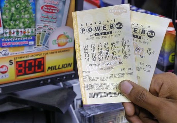 May mắn cho người đàn ông này đã kiểm tra lại tấm vé sau nhiều ngày để quên. May mắn cho người đàn ông này đã kiểm tra lại tấm vé sau nhiều ngày để quên.