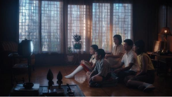 Ngồi xem kết quả xổ số trên tivi thời xưa.