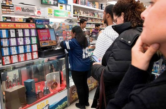 Nhiều người xếp hàng mua xổ số Mega Millions.