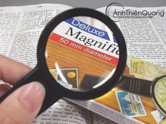 Phóng to tấm vé số để kiểm tra.