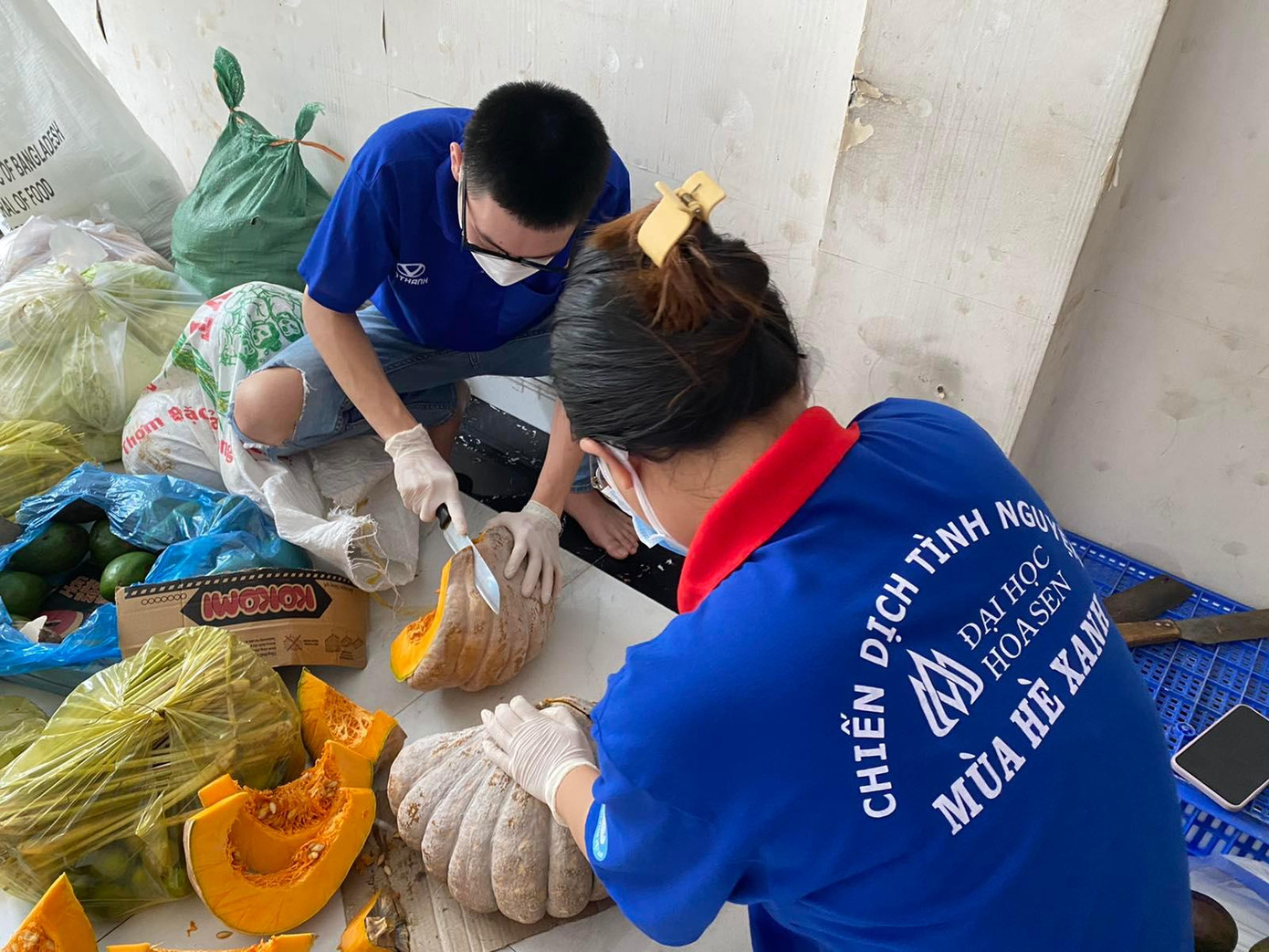 Nhóm sinh viên tình nguyện đến từ các trường đại học Hoa Sen, ĐH Quốc tế Hồng Bàng, ĐH Gia Định đã tập trung tại 215 Điện Biên Phủ, quận Bình Thạnh để thực hiện việc vận chuyển, phân loại hàng hóa nhu yếu phẩm để chuyển phát tới các địa điểm như bếp ăn từ thiện, các khu vực người dân khó khăn trên địa bàn thành phố.