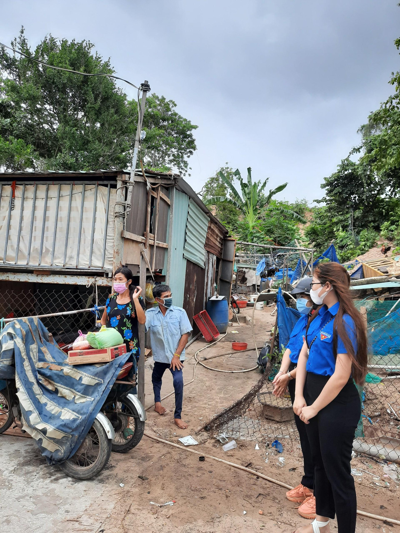 Thực phẩm sau khi mua về được các bạn phân chia, ghi tên từng hộ dân một cách cẩn thận rồi chuyển đến từng nhà để người dân trong khu cách ly yên tâm, thực hiện tốt các chỉ đạo về phòng chống dịch. Thực phẩm sau khi mua về được các bạn phân chia, ghi tên từng hộ dân một cách cẩn thận rồi chuyển đến từng nhà để người dân trong khu cách ly yên tâm, thực hiện tốt các chỉ đạo về phòng chống dịch.