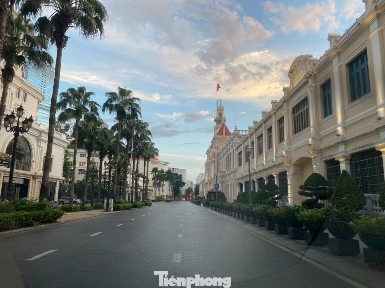 Trước UBND TPHCM cũng vắng lặng lạ thường.