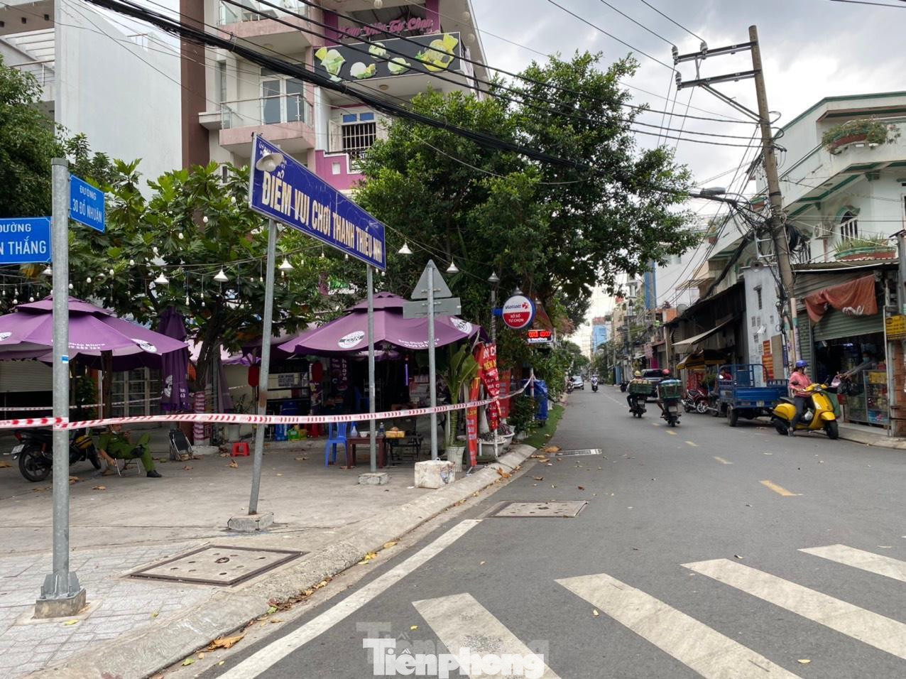 Trước đó khoảng 16h, ngày 22/6, lực lượng chức năng đã phong tỏa chợ Sơn Kỳ do liên quan đến ca nghi nhiễm COVID-19.