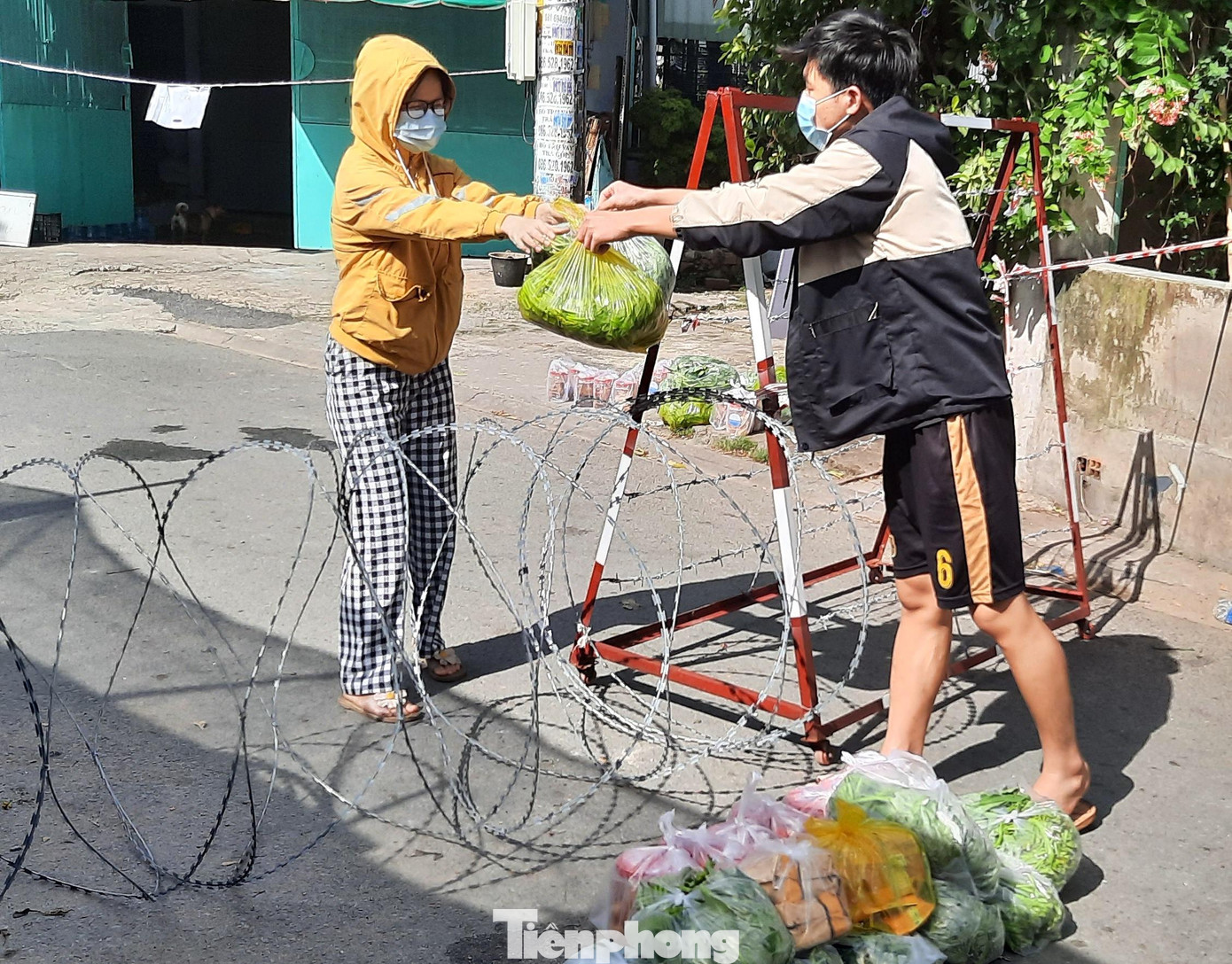 “Em tên T. N. L., là sinh viên quê Quảng Ngãi đang học tại TPHCM. Nhà trọ em đang trong khu vực phong tỏa nên rất khó tiếp cận nguồn lương thực. Em rất mong nhận được sự giúp đỡ từ anh ạ. Em xin chân thành cảm ơn”, tin nhắn L. cầu cứu chúng tôi. L. trọ ở trong hẻm nhỏ, đường số 2, Tăng Nhơn Phú B, TP.Thủ Đức. Khu trọ này có tới 18 phòng, đều là sinh viên và người lao động tự do. Từ khi dịch nổ ra, mọi người ở nhà không đi làm và đi học. “Ai cũng bị mất thu nhập nên cuộc sống rất khó khăn, cần lắm sự hỗ trợ”, L. nói. “Em tên T. N. L., là sinh viên quê Quảng Ngãi đang học tại TPHCM. Nhà trọ em đang trong khu vực phong tỏa nên rất khó tiếp cận nguồn lương thực. Em rất mong nhận được sự giúp đỡ từ anh ạ. Em xin chân thành cảm ơn”, tin nhắn L. cầu cứu chúng tôi. L. trọ ở trong hẻm nhỏ, đường số 2, Tăng Nhơn Phú B, TP.Thủ Đức. Khu trọ này có tới 18 phòng, đều là sinh viên và người lao động tự do. Từ khi dịch nổ ra, mọi người ở nhà không đi làm và đi học. “Ai cũng bị mất thu nhập nên cuộc sống rất khó khăn, cần lắm sự hỗ trợ”, L. nói.