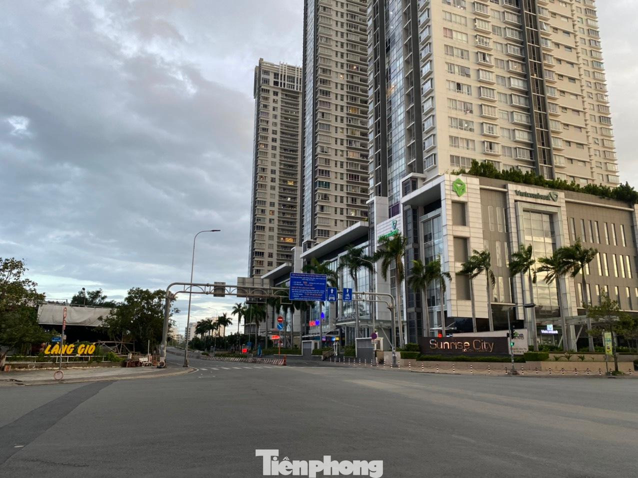 Ngày thường ngã tư Nguyễn Hữu Thọ-Nguyễn Thị Thập quận 7 là điểm đen kẹt xe. Nhưng hôm nay không một bóng người.