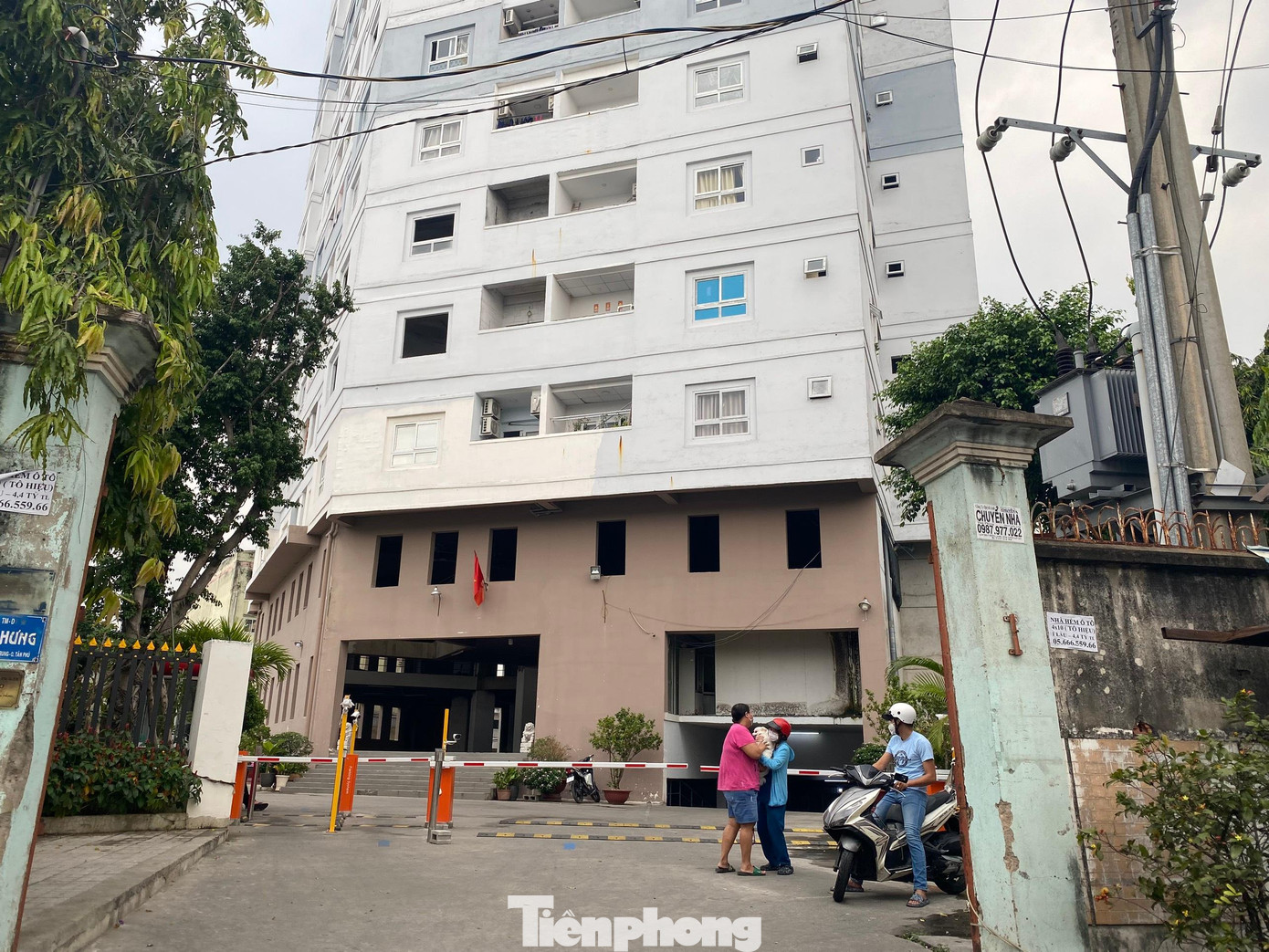 Nhiều khách hàng đã đóng hơn 90% giá trị căn hộ nhưng vì nhiều lý do, dự án ngưng thi công và đắp chiếu suốt nhiều năm trời.