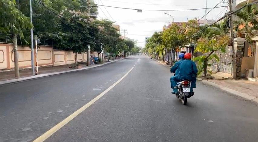 Trên đường chỉ có lực lượng chức năng đi làm nhiệm vụ.