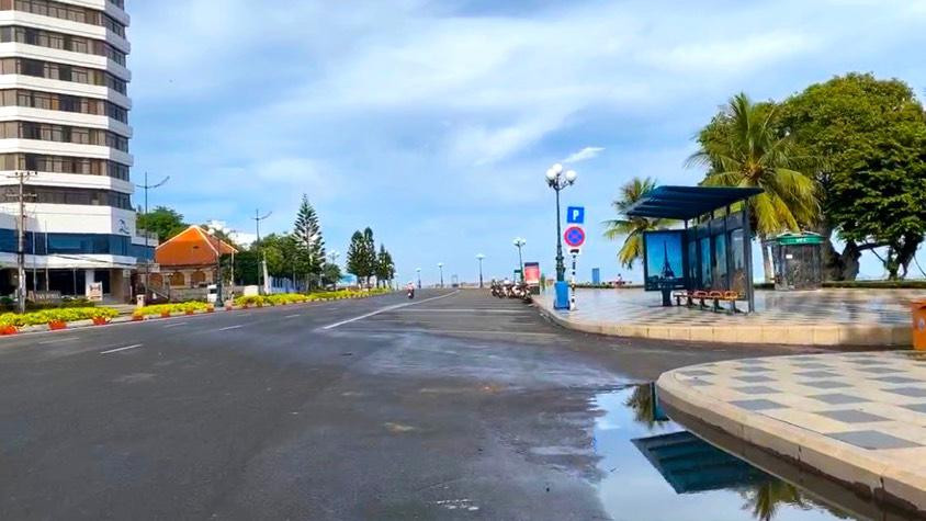 Khắp các tuyến đường, không thấy một bóng người.