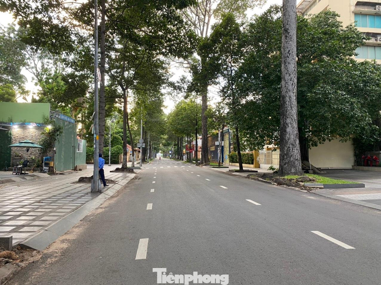 Trên đường Nam Kỳ Khởi Nghĩa quận 3, TPHCM vắng lặng khi vừa bước qua mốc 18h.