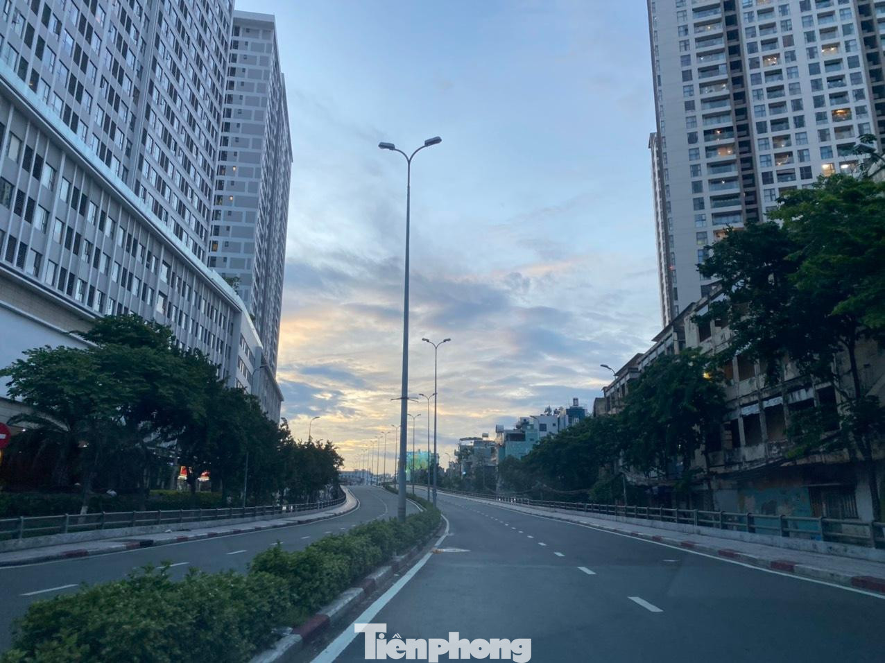 Trên cầu Khánh Hội, nối quận 1 với quận 4 trở thành một phố vắng thênh thang