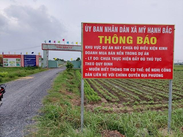 Trước cổng dự án Khu dân cư Rồng Vàng, UBND xã Mỹ Hạnh Bắc (Đức Hòa, Long An) còn gắn thông báo với nội dung dự án chưa đủ điều kiện kinh doanh. Trước cổng dự án Khu dân cư Rồng Vàng, UBND xã Mỹ Hạnh Bắc (Đức Hòa, Long An) còn gắn thông báo với nội dung dự án chưa đủ điều kiện kinh doanh.
