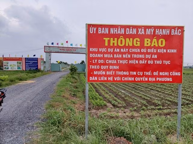 Trước cổng dự án Khu dân cư Rồng Vàng, UBND xã Mỹ Hạnh Bắc (Đức Hòa, Long An) còn gắn thông báo với nội dung dự án chưa đủ điều kiện kinh doanh.