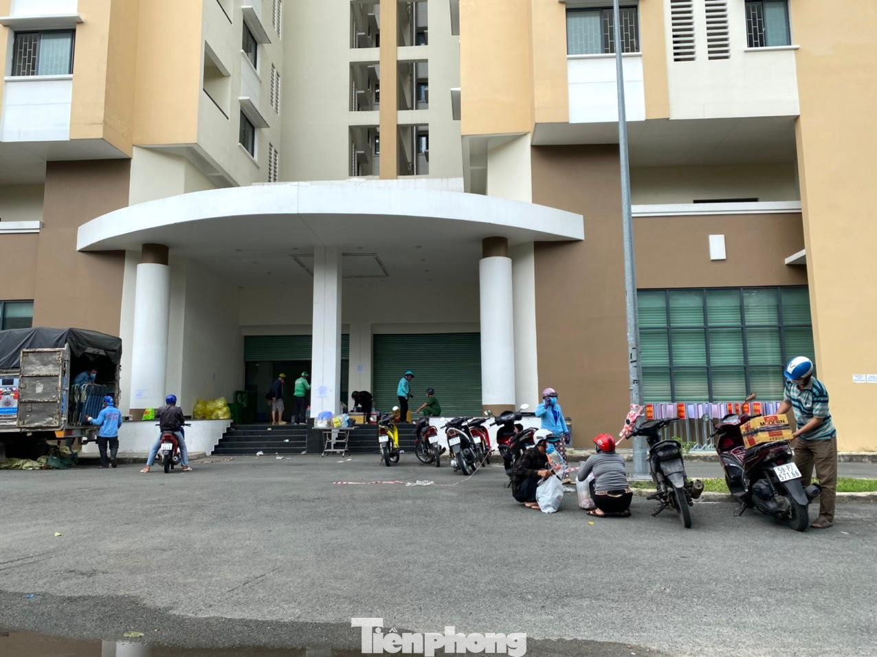 Hiện TPHCM có 13 bệnh viện điều trị COVID-19 đang tiếp nhận bệnh nhân. Cụ thể, BV Bệnh Nhiệt đới, BV Chợ Rẫy, BV điều trị COVID-19 Phạm Ngọc Thạch, BV điều trị COVID-19 Trưng Vương, BV dã chiến Củ Chi, BV điều trị COVID-19 Củ Chi, BV điều trị COVID-19 Cần Giờ, BV điều trị COVID-19 Bình Chánh, BV điều trị COVID-19 Thủ Đức, BV Nhi đồng TPHCM, BV Nhi Đồng 2.