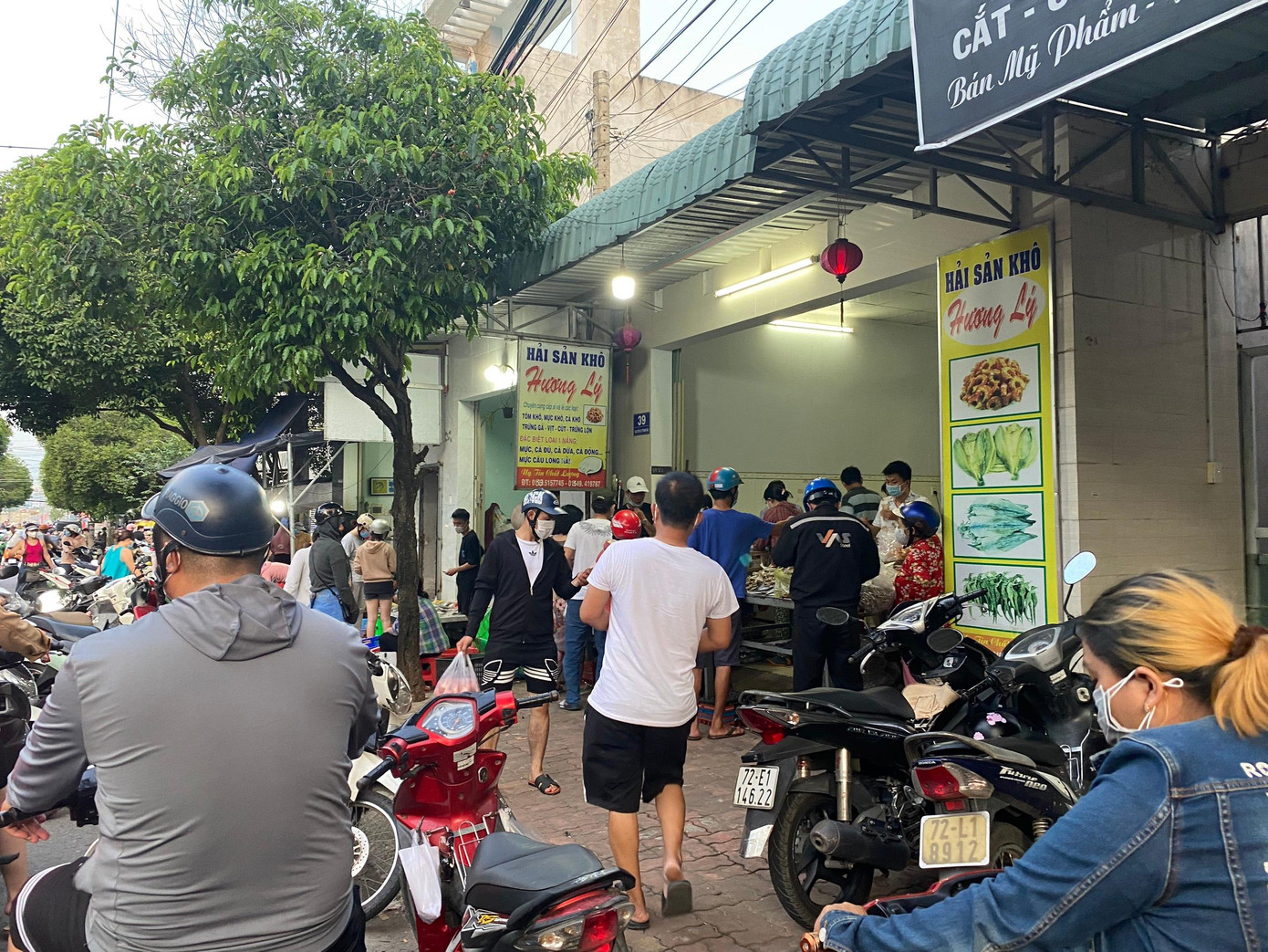 Người dân cũng đổ xô tới các tiệm hải sản, mua đồ tươi sống lẫn đồ khô để chuẩn bị cho 14 ngày giãn cách xã hội sắp tới. Ảnh: Thanh Phong.