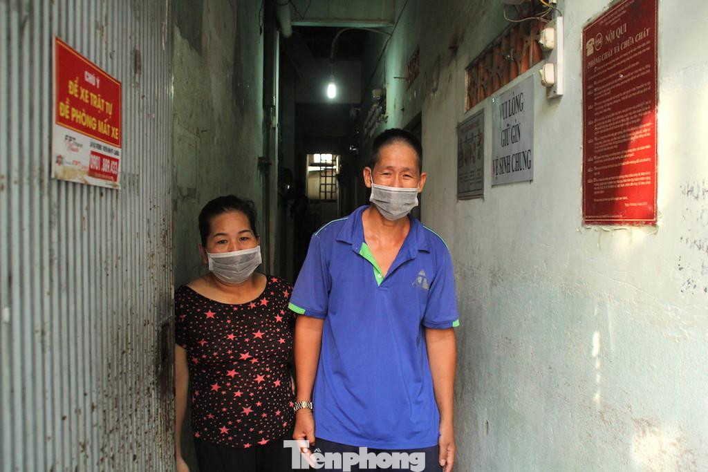 Anh Hận cho biết, từ đầu năm nay đến giờ khổ đủ thứ, trước đó thì té xe cộng với ảnh hưởng từ dịch bệnh nên cứ lận đận mãi. Cuộc sống khó khăn khiến hai năm nay anh Hận không dám về quê nhà ở huyện Đầm Dơi, Cà Mau trong khi trước kia còn về 1-2 lần mỗi năm. Hai vợ chồng anh Hận thiếu tiền trọ đã sang tháng thứ 3. Chủ trọ thương cảm nên cũng cho nợ để trả sau, nhưng giờ đây tiền ăn ba bữa cũng là nỗi trăn trở mỗi ngày của hai vợ chồng. "Khổ quá mới viết bảng treo trụ điện cậy nhợ sự giúp đỡ", anh Hận nói. Ảnh: Ngô Tùng. Anh Hận cho biết, từ đầu năm nay đến giờ khổ đủ thứ, trước đó thì té xe cộng với ảnh hưởng từ dịch bệnh nên cứ lận đận mãi. Cuộc sống khó khăn khiến hai năm nay anh Hận không dám về quê nhà ở huyện Đầm Dơi, Cà Mau trong khi trước kia còn về 1-2 lần mỗi năm. Hai vợ chồng anh Hận thiếu tiền trọ đã sang tháng thứ 3. Chủ trọ thương cảm nên cũng cho nợ để trả sau, nhưng giờ đây tiền ăn ba bữa cũng là nỗi trăn trở mỗi ngày của hai vợ chồng. "Khổ quá mới viết bảng treo trụ điện cậy nhợ sự giúp đỡ", anh Hận nói. Ảnh: Ngô Tùng.