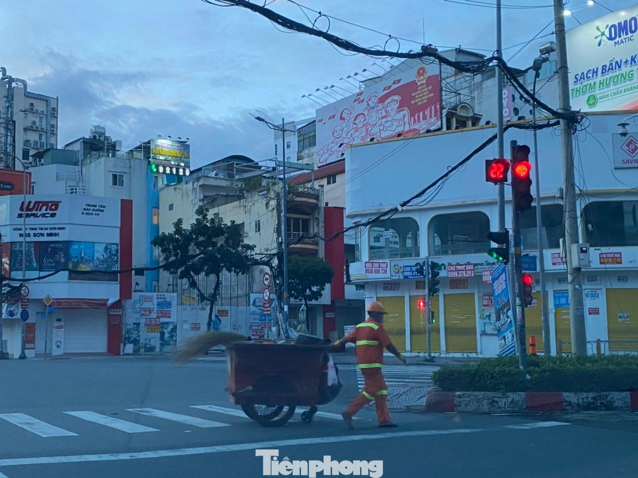 Trên đường, chỉ còn công nhân vệ sinh làm việc.
