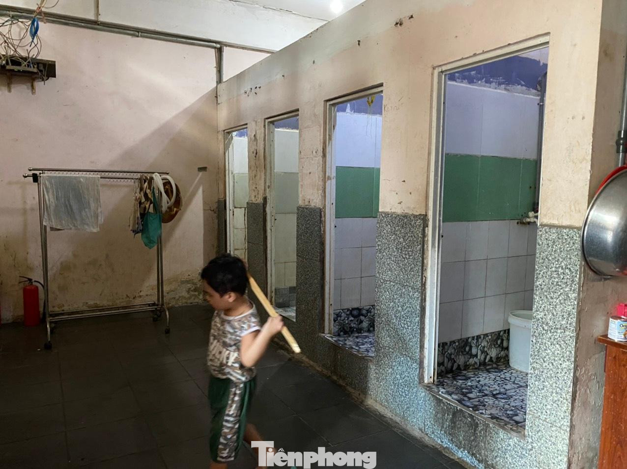 Thế nhưng TPHCM có mấy đợt hỗ trợ, 28 phòng trọ nơi ông ở với gần trăm con người chưa ai nhận được gì. Thế nhưng TPHCM có mấy đợt hỗ trợ, 28 phòng trọ nơi ông ở với gần trăm con người chưa ai nhận được gì.