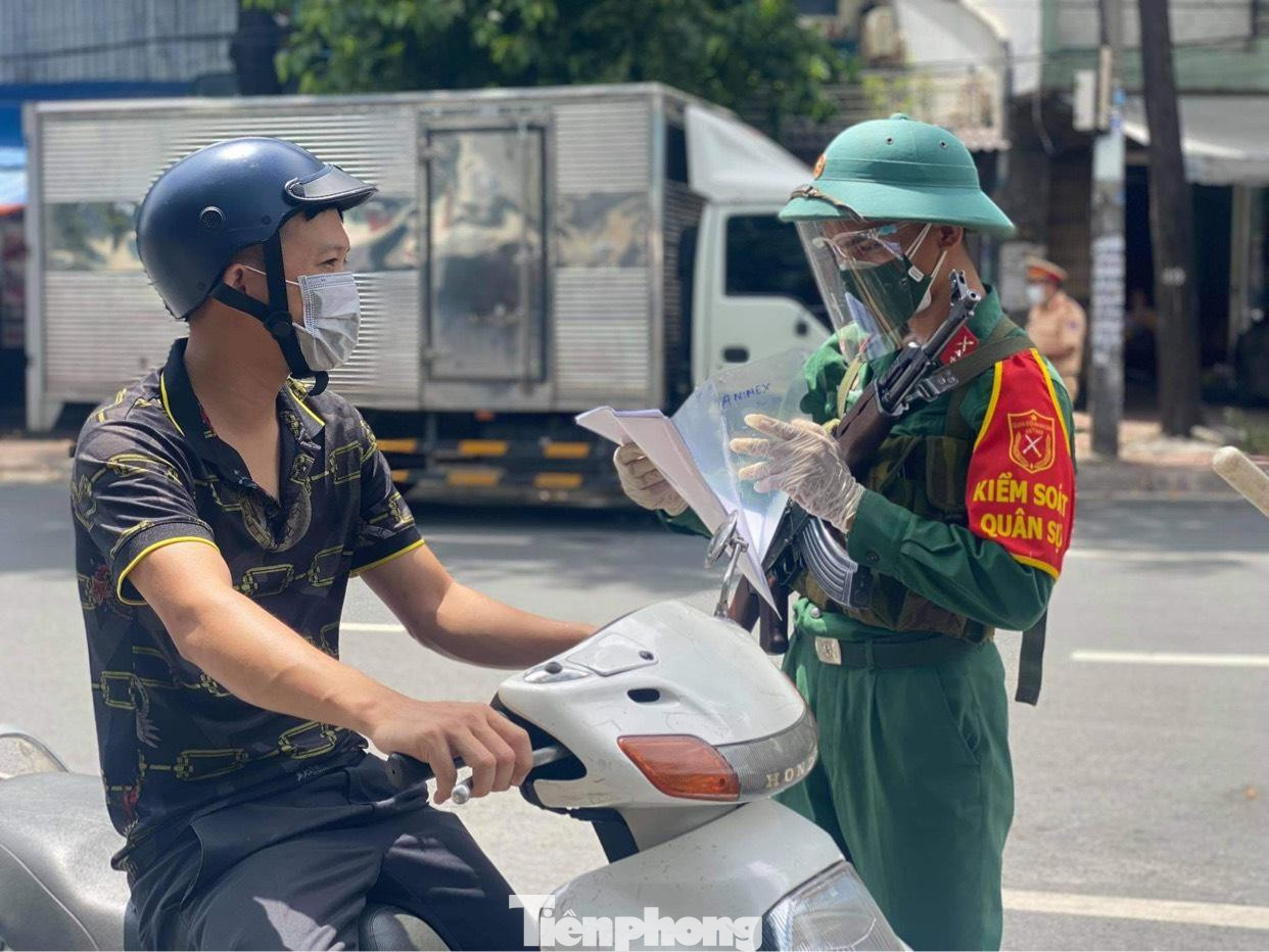 Từ 0h ngày 23/8, TPHCM siết chặt kiểm soát việc tham gia giao thông, chỉ những người thuộc diện ưu tiên, thực hiện công vụ mới được ra đường nhưng buộc phải có giấy đi đường và dấu hiệu nhận diện theo quy định. Từ 0h ngày 23/8, TPHCM siết chặt kiểm soát việc tham gia giao thông, chỉ những người thuộc diện ưu tiên, thực hiện công vụ mới được ra đường nhưng buộc phải có giấy đi đường và dấu hiệu nhận diện theo quy định.