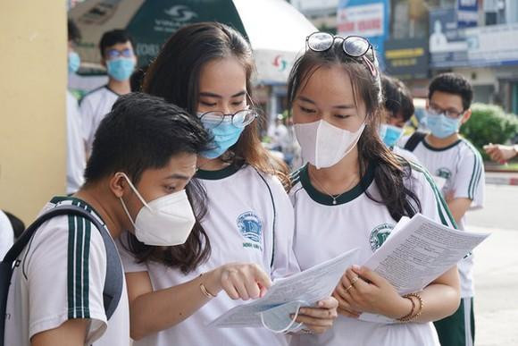 Năm nay, cùng với việc chuẩn bị các điều kiện cho kỳ thi, công tác phòng, chống dịch COVID-19 và bảo đảm an toàn cho các thí sinh, cán bộ và cộng đồng được các tỉnh thành đặc biệt chú trọng.