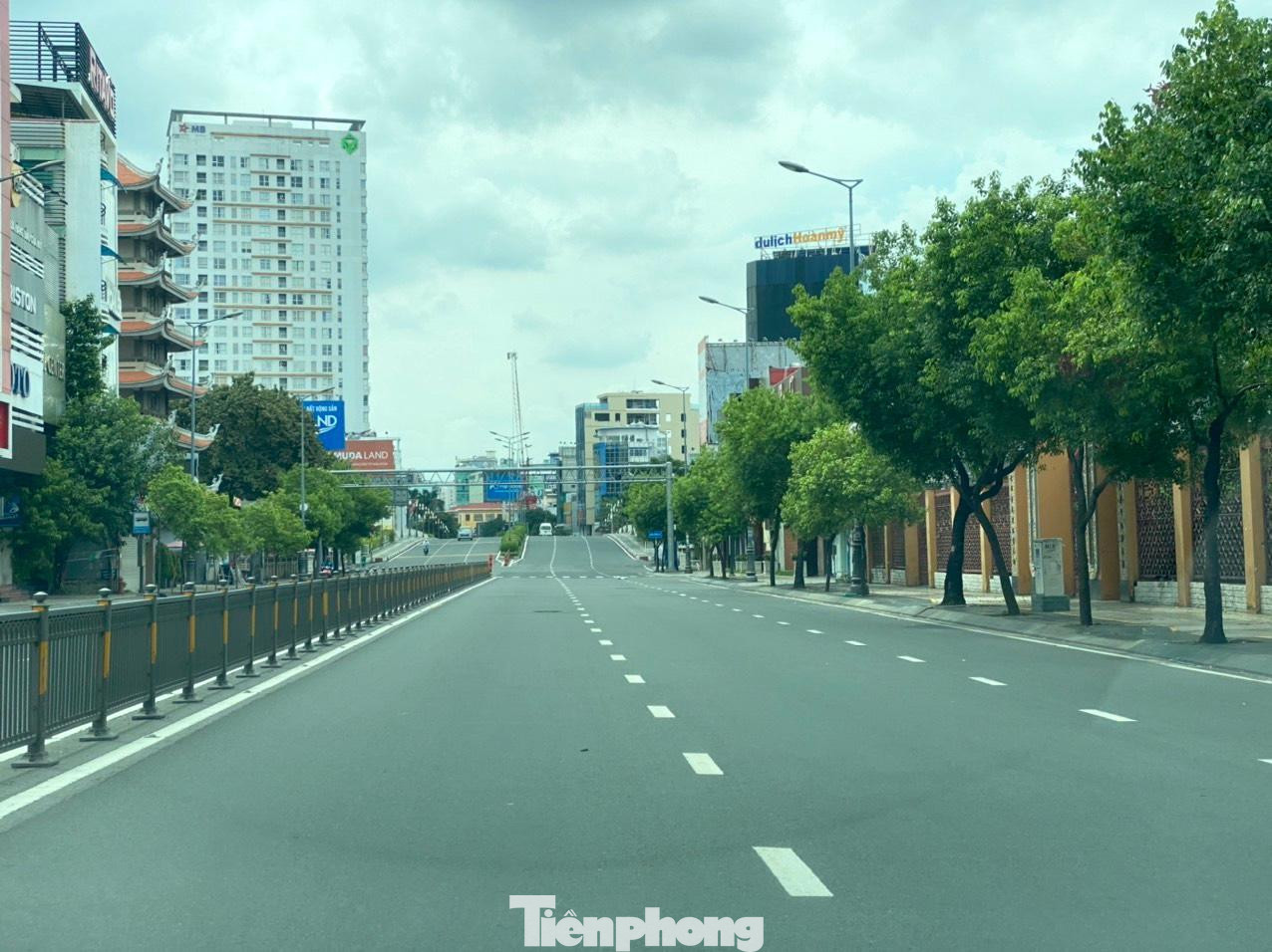 Chưa bao giờ các bác sĩ phải đối mặt với những khó khăn khủng khiếp như lúc này khi số ca mắc COVID-19 từ cuối tháng 4/2021 đến nay tiếp tăng nhanh, số ca bệnh nặng, nguy kịch tăng theo. Chưa bao giờ các bác sĩ phải đối mặt với những khó khăn khủng khiếp như lúc này khi số ca mắc COVID-19 từ cuối tháng 4/2021 đến nay tiếp tăng nhanh, số ca bệnh nặng, nguy kịch tăng theo.