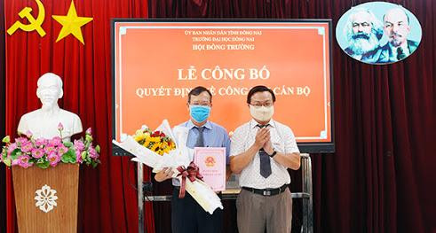 Trao quyết định cho ông Lê Anh Đức, tân Hiệu trưởng trường ĐH Đồng Nai. Trao quyết định cho ông Lê Anh Đức, tân Hiệu trưởng trường ĐH Đồng Nai.