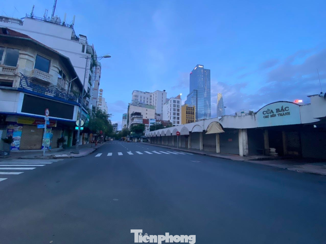 Cửa bắc chợ Bến Thành, trước kia nhộn nhịp mua bán thì nay im lìm.