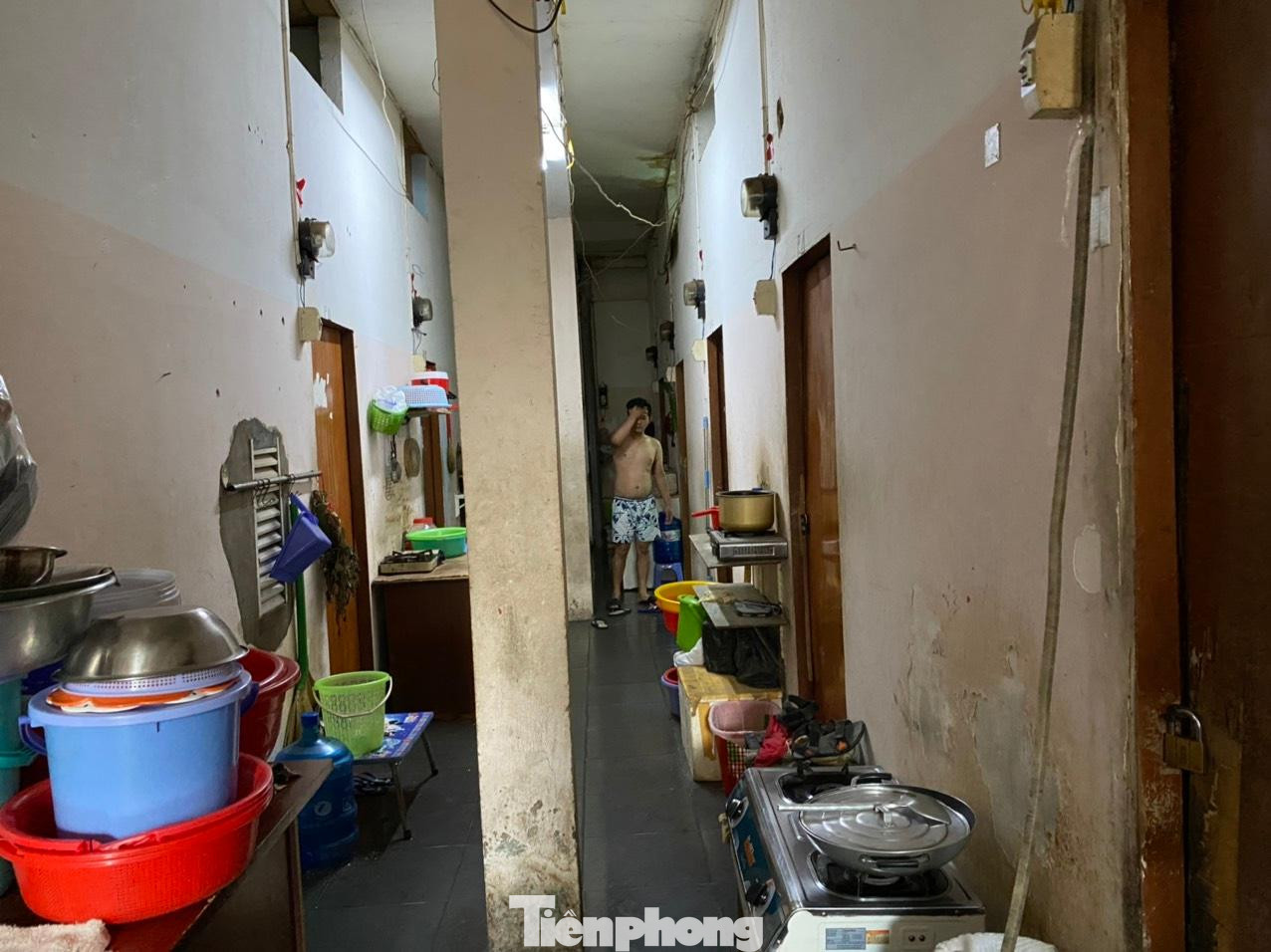 “Tôi ra phường gửi đơn tập thể xin cứu trợ, chủ tịch phường nói về gửi cho tổ trưởng khu phố. Tôi gặp ông tổ trưởng thì họ lại chỉ lên phường. Phần lớn người thuê trọ ở đây là công nhân, lao động tự do, buôn bán… nên rất khó khăn”, ông Đồ nói. “Tôi ra phường gửi đơn tập thể xin cứu trợ, chủ tịch phường nói về gửi cho tổ trưởng khu phố. Tôi gặp ông tổ trưởng thì họ lại chỉ lên phường. Phần lớn người thuê trọ ở đây là công nhân, lao động tự do, buôn bán… nên rất khó khăn”, ông Đồ nói.