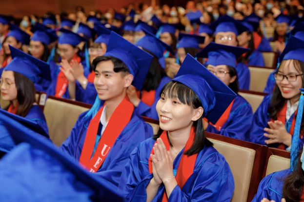 Gần 3.000 tân cử nhân UEH chính thức tham gia thị trường lao động.