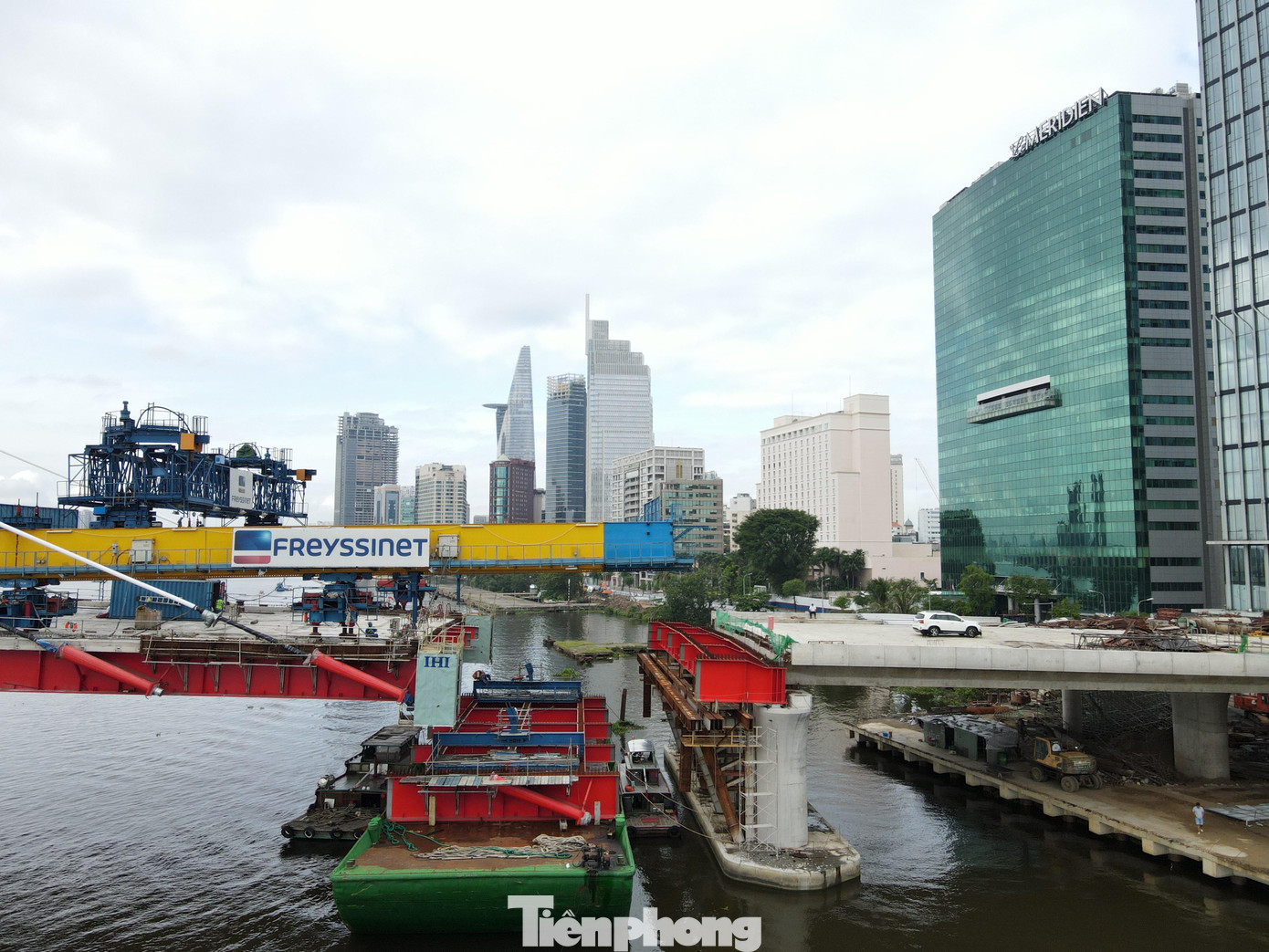 Cầu Thủ Thiêm 2 là công trình trọng điểm, cấp bách nên UBND TP HCM cho phép nhà đầu tư duy trì thi công trong thời gian siết chặt các biện pháp giãn cách phòng chống COVID-19. Công trường hiện tổ chức “3 tại chỗ”, tất cả cán bộ, kỹ sư, công nhân phải xét nghiệm định kỳ. Việc này nhằm đảm bảo nhân lực thi công liên tục và an toàn phòng chống dịch.